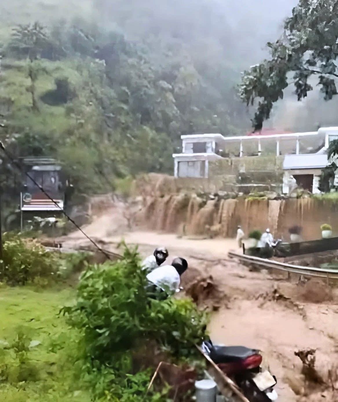 Mưa lớn gây sạt lở, nhiều tuyến đường ở Lào Cai bị chia cắt 6 Một khu nuôi cá hồi tại Mù Cang Chải bị nước cuốn trôi gây thiệt hại nặng về kinh tế .