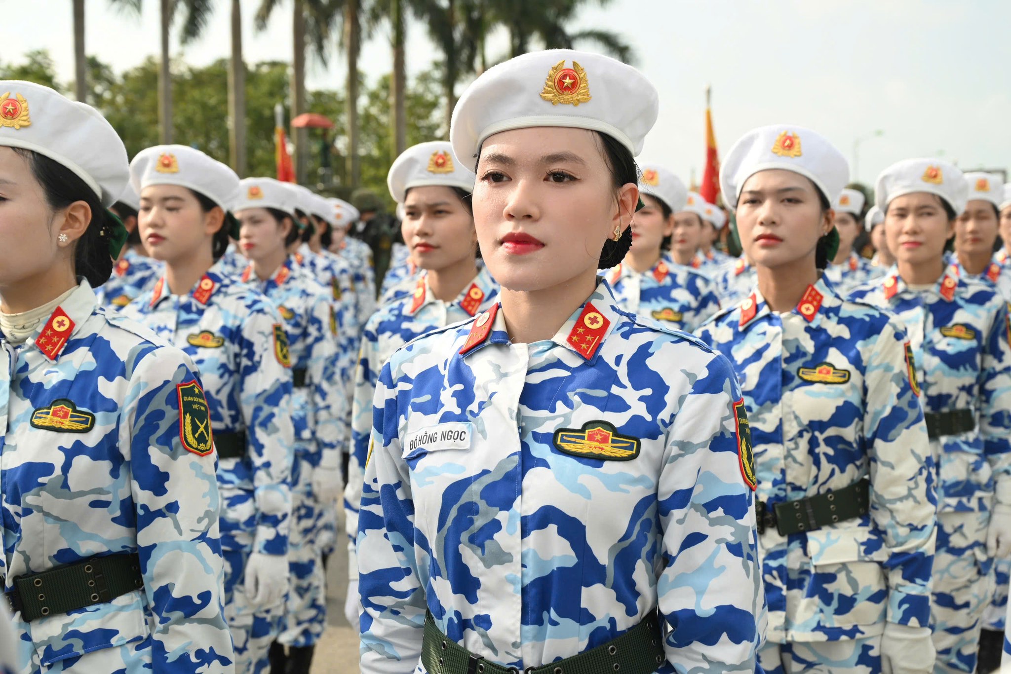 Hình ảnh Hồng Ngọc trong buổi hợp luyện chuẩn bị cho buổi diễu binh kỷ niệm 80 năm Cách mạng tháng Tám thành công (19/8/1945-19/8/2025) và Quốc khánh nước Cộng hòa xã hội chủ nghĩa Việt Nam (02/9/1945-02/9/2025). Ảnh Hương Chè Xuân