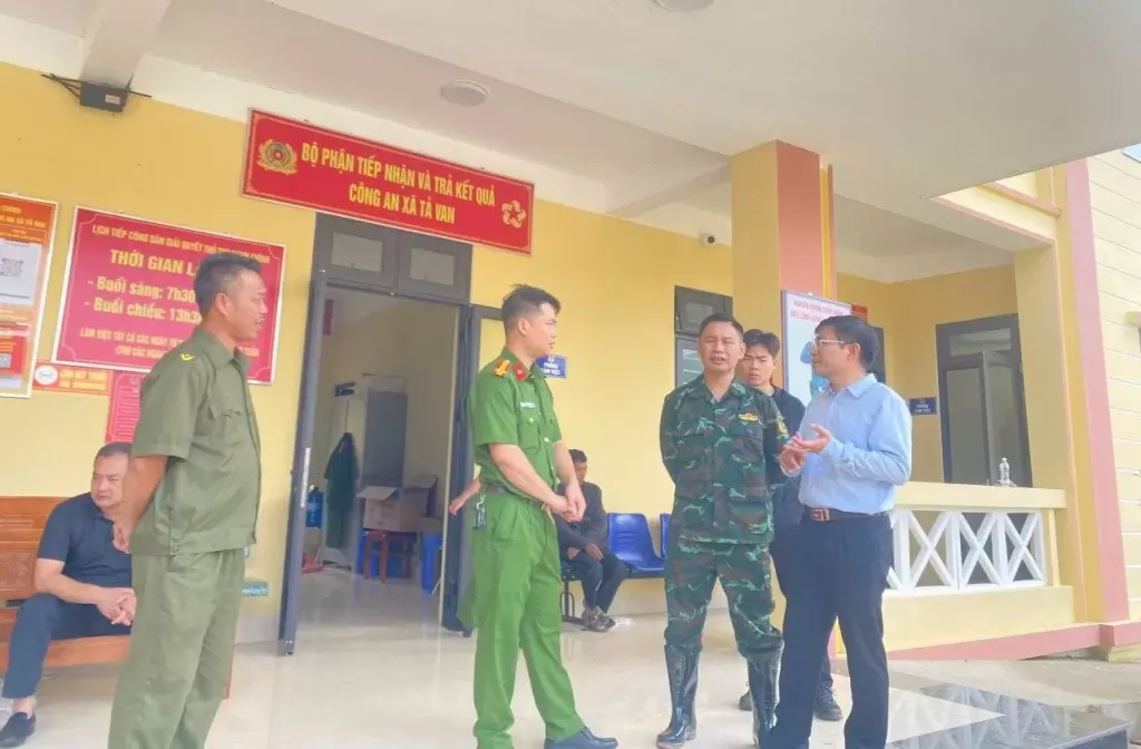 Xã Tả Van kiểm tra khu vực có nguy cơ sạt lở, đảm bảo an toàn cho trụ sở Công an 3 Lãnh đạo xã Tả Van trao đổi với công an xã về phương án xử lý (ảnh truyền hình Sa Pa )