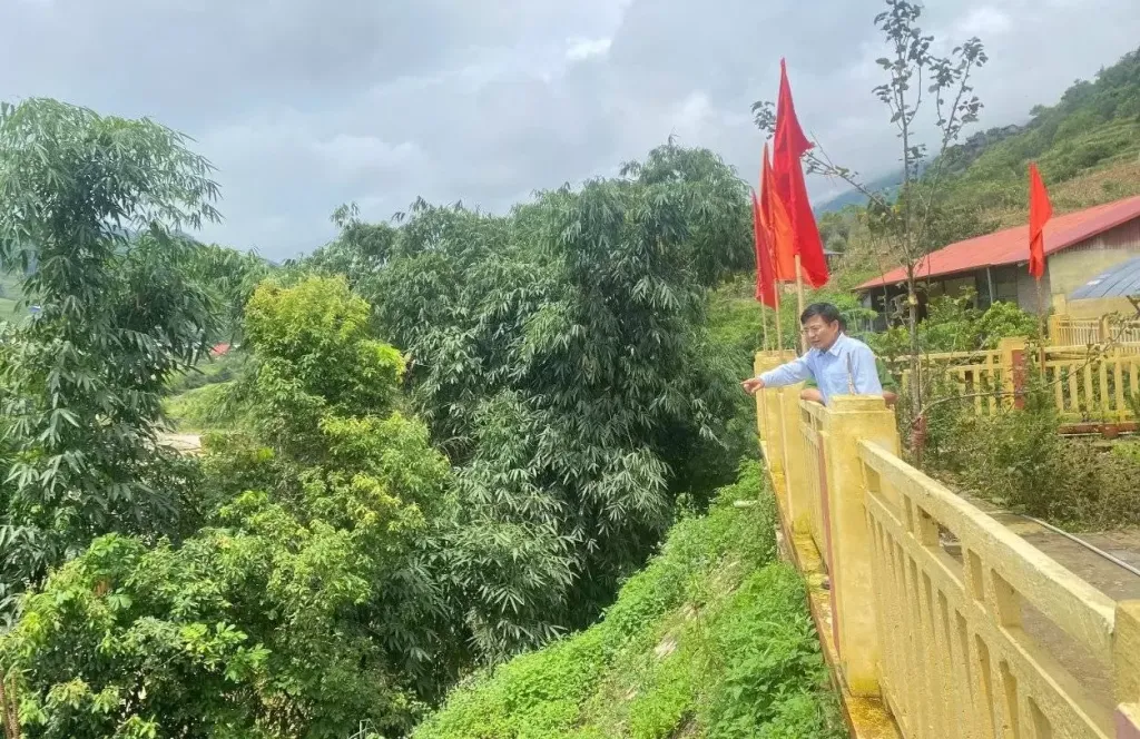 Xã Tả Van kiểm tra khu vực có nguy cơ sạt lở, đảm bảo an toàn cho trụ sở Công an 4 Kiểm tra vết nứt phía taluy âm trụ sở công an xã (ảnh truyền hình Sa Pa )