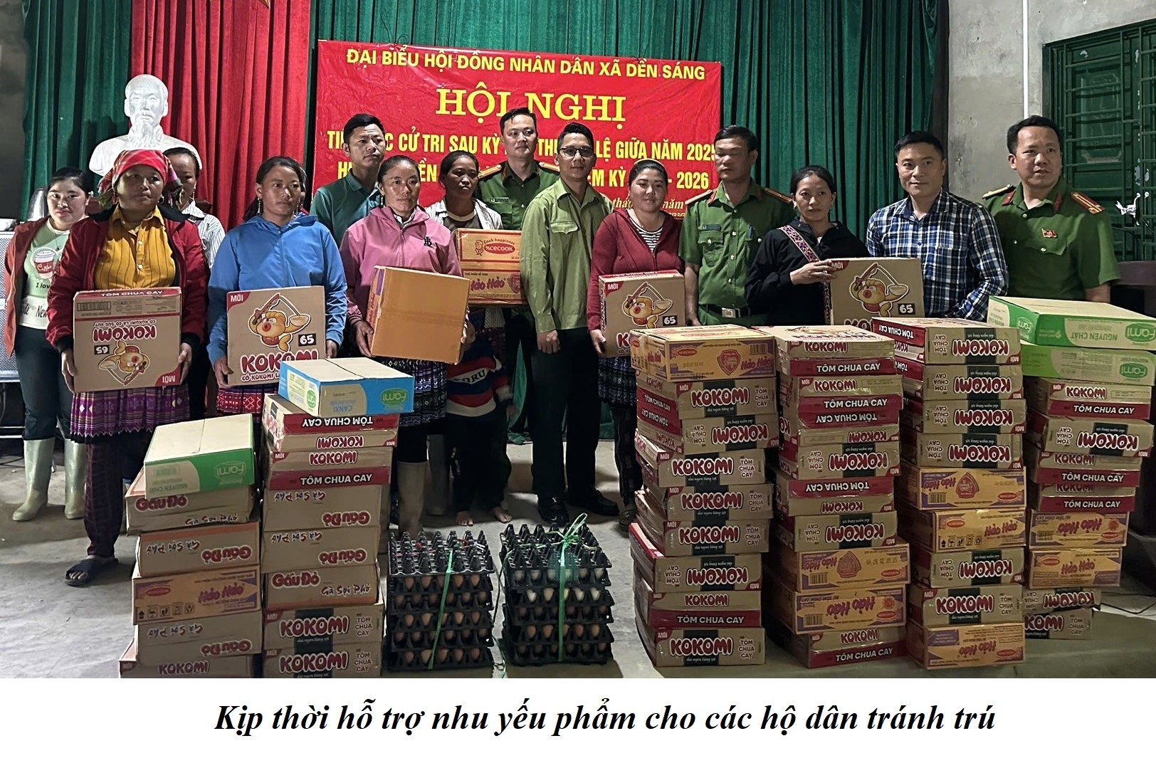 Dền Sáng thăm hỏi, động viên người dân tránh trú bão số 5 4 Kịp thời hỗ trợ nhu yếu phẩm cho các hộ dân tránh trú (ảnh truyền thông khu vực Bát Xát )