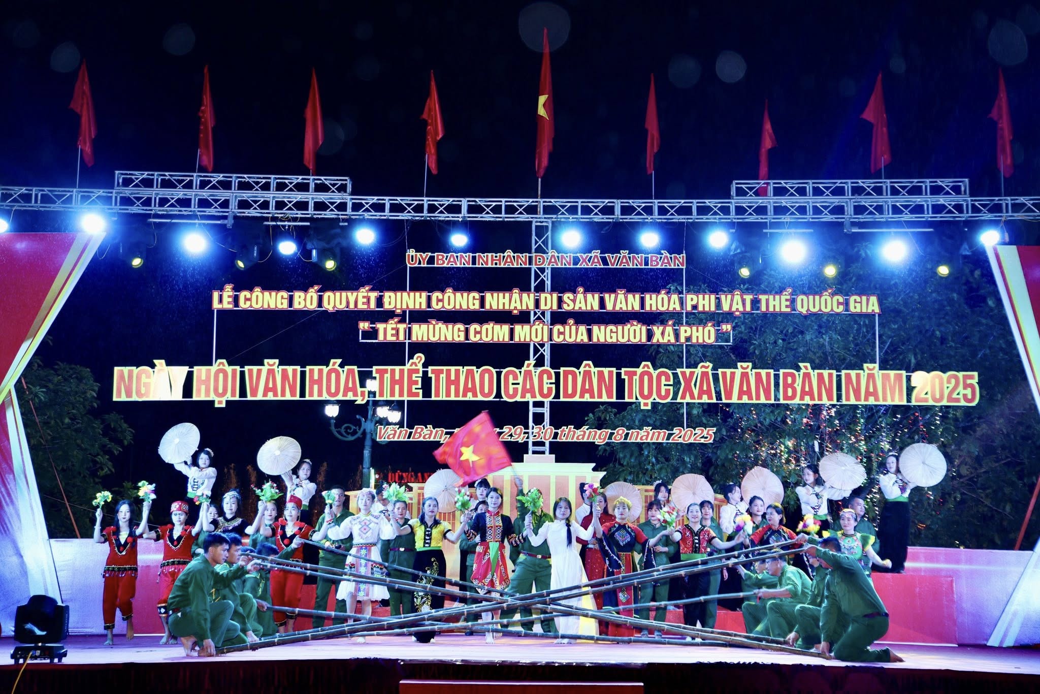 Chương trình có rất nhiều tiết mục văn nghệ đặc sắc ( Trung Tâm Văn Hoá, Thể Thao - Truyền Thông Văn Bàn)