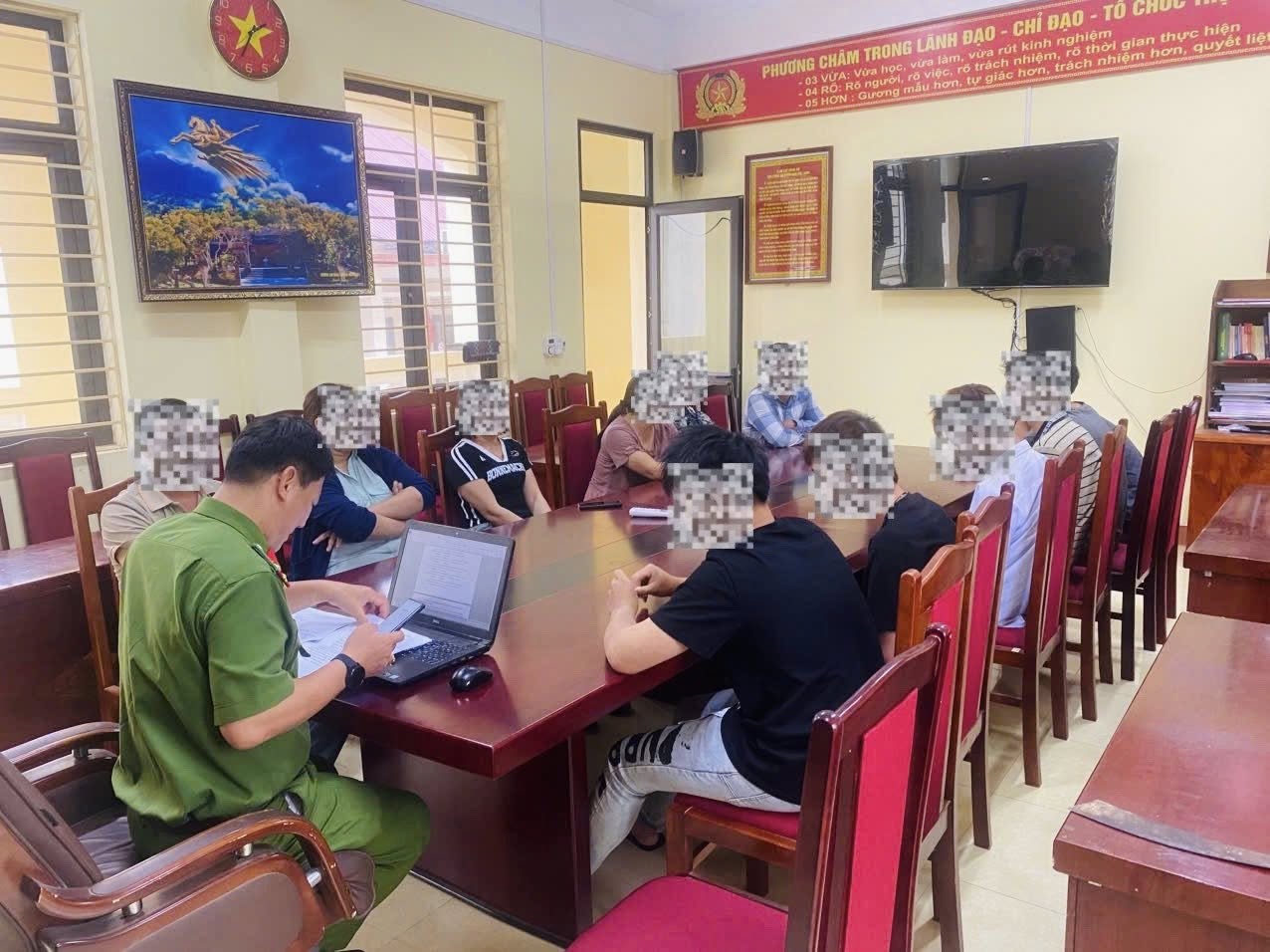 Buổi làm việc với phụ huynh và các thiếu niên (ảnh công an xã Xuân Quang )