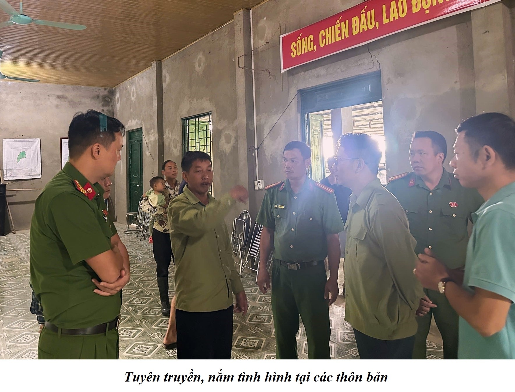 Dền Sáng thăm hỏi, động viên người dân tránh trú bão số 5 6 Tuyên truyền.nắm tình hình tại các thôn bản (ảnh truyền thông khu vực Bát Xát )