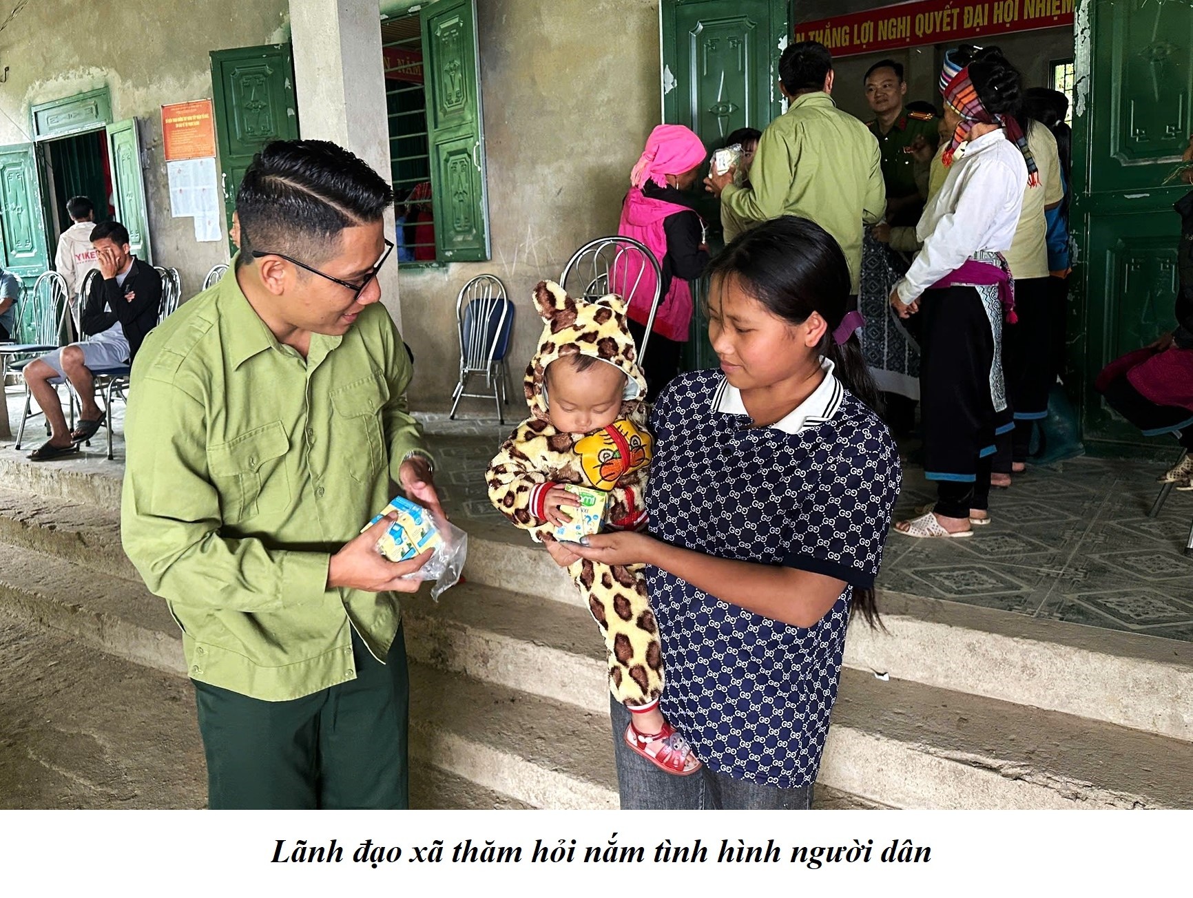 Dền Sáng thăm hỏi, động viên người dân tránh trú bão số 5 5 Lãnh đạo xã thăm hỏi nắm tình hình người dân (ảnh truyền thông khu vực Bát Xát )