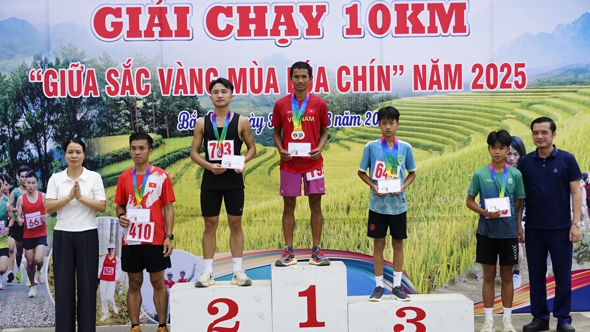 Trao giải cho những thành tích xuất sắc (ảnh Cao Nguyên Trắng )