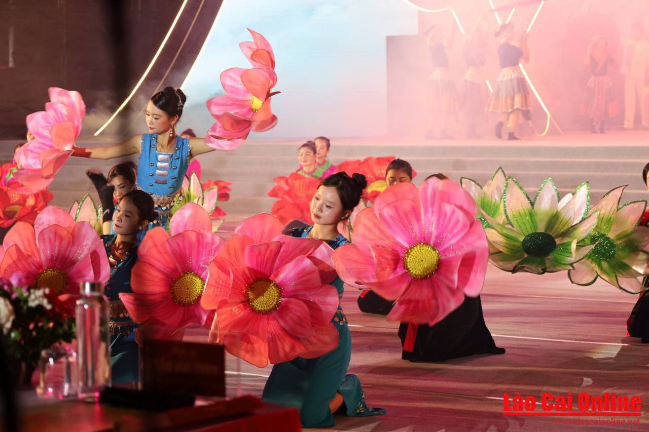 Không khí sôi động hào hùng tại Chương trình nghệ thuật đặc biệt “Bản hùng ca cách mạng” 8 Chương trình nghệ thuật đặc biệt gồm 3 chương, quy tụ hơn 1.000 diễn viên chuyên nghiệp và quần chúng.