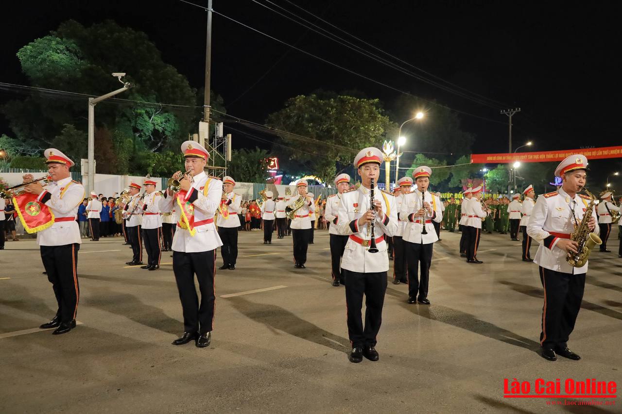 Không khí sôi động hào hùng tại Chương trình nghệ thuật đặc biệt “Bản hùng ca cách mạng” 6 Công an tỉnh Lào Cai diễu hành biểu dương lực lượng.