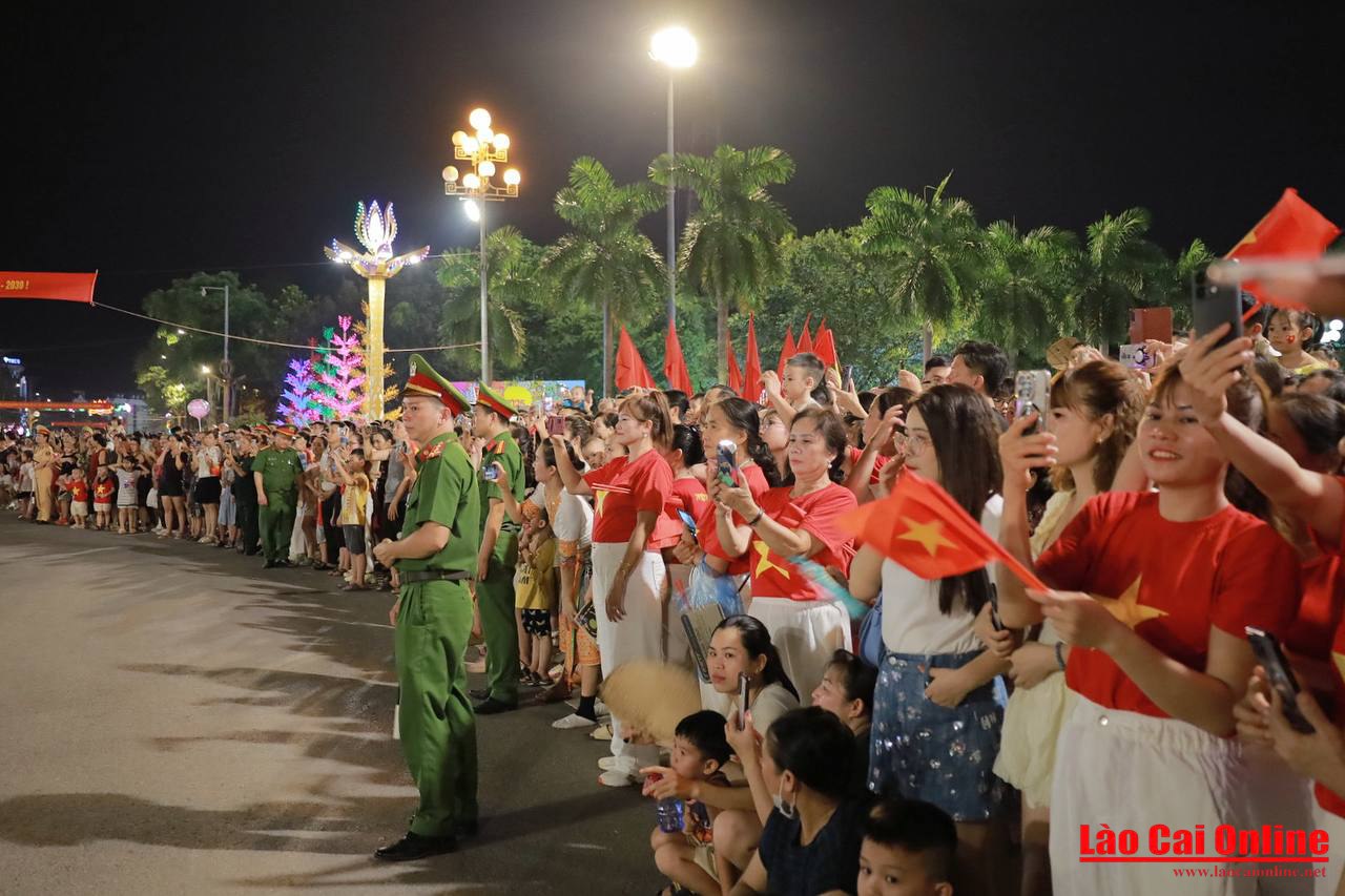 Không khí sôi động hào hùng tại Chương trình nghệ thuật đặc biệt “Bản hùng ca cách mạng” 4 Không khí sôi động tại lễ diễu hành biểu dương lực lượng Công an Nhân dân Việt Nam.