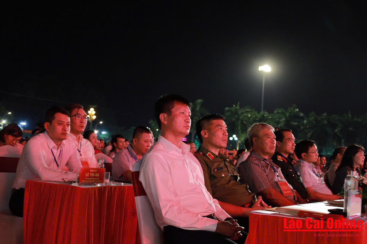 Không khí sôi động hào hùng tại Chương trình nghệ thuật đặc biệt “Bản hùng ca cách mạng” 3 Các đại biểu tham dự chương trình.