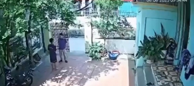 Thầy T. đến tận nhà học sinh tát vào mặt vì cho rằng học sinh này nói thầy dạy khó hiểu. Ảnh cắt từ clip