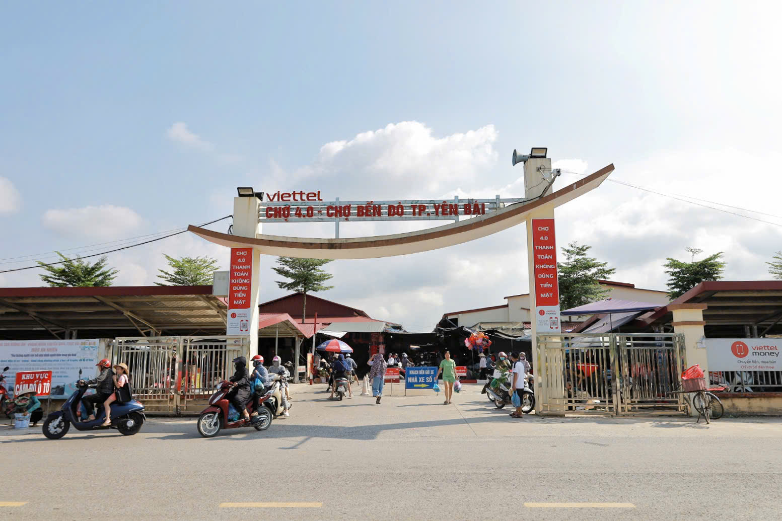 Khung cảnh tấp nập kẻ bán người mua tại chợ Bến Đò 2 Cổng vào chợ Bến Đò (phường Âu Lâu, tỉnh Lào Cai), một trong những chợ đầu mối lớn.