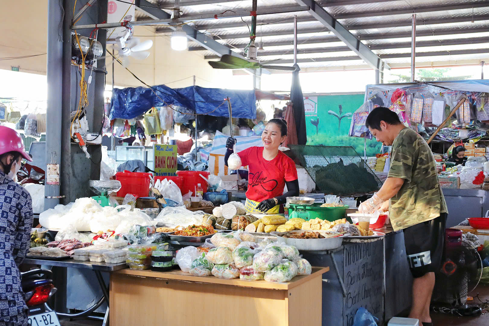 Khung cảnh tấp nập kẻ bán người mua tại chợ Bến Đò 5 Nhiều mặt hàng được bày bán tại chợ Bến Đò mới.
