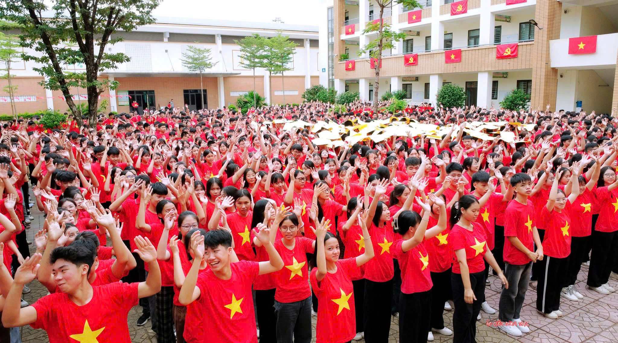 Lào Cai: Thầy và trò Trường THPT Nguyễn Huệ xếp hình Quốc kỳ chào mừng Quốc khánh 2/9 9 989cd2442c17a749fe06