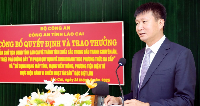 Chủ tịch UBND tỉnh Trần Huy Tuấn phát biểu động viên, biểu dương Ban chuyên án.