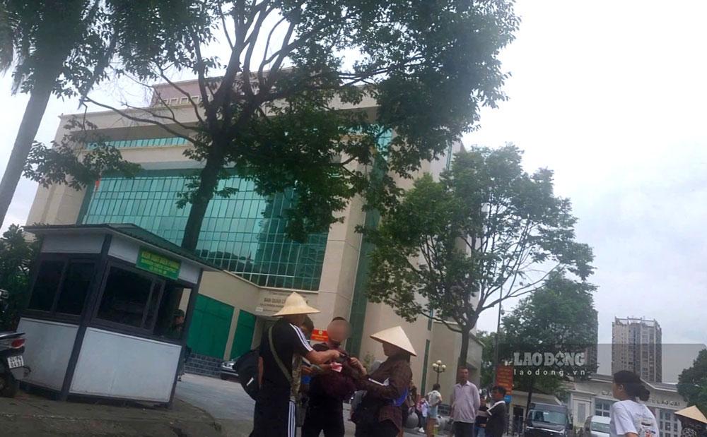 Công khai đổi ngoại tệ trái phép ngay trước Cửa khẩu quốc tế Lào Cai 2 Các đối tượng đổi tiền ngang nhiên ngay trước chốt biên phòng và trung tâm quản lý Cửa khẩu Quốc tế Lào Cai. Ảnh: Trọng Lộc