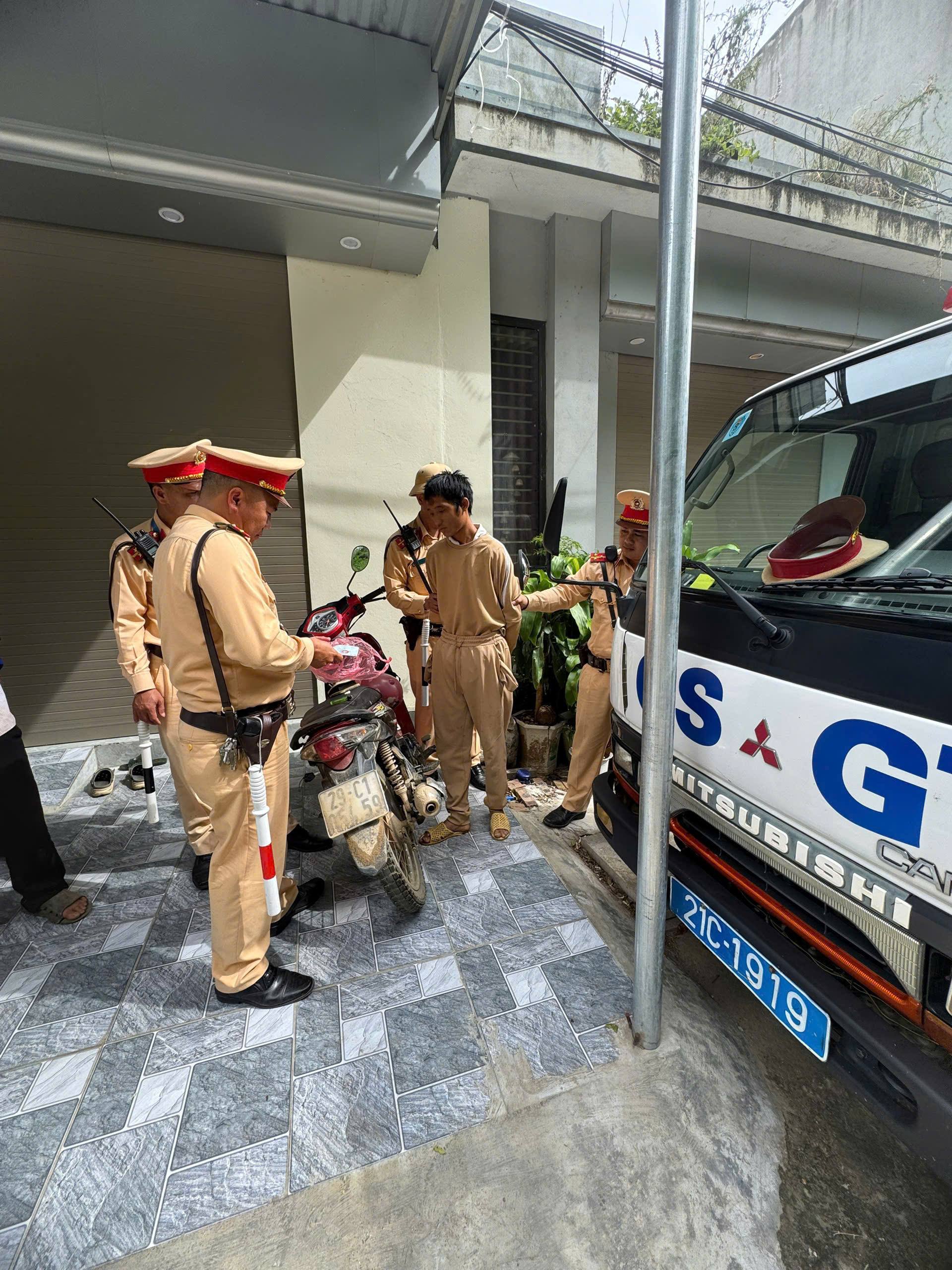 Lực lượng Cảnh sát giao thông phát hiện, kiểm tra và bắt giữ đối tượng Lù A Chống ( ảnh CTTĐT công an tỉnh Lào Cai )