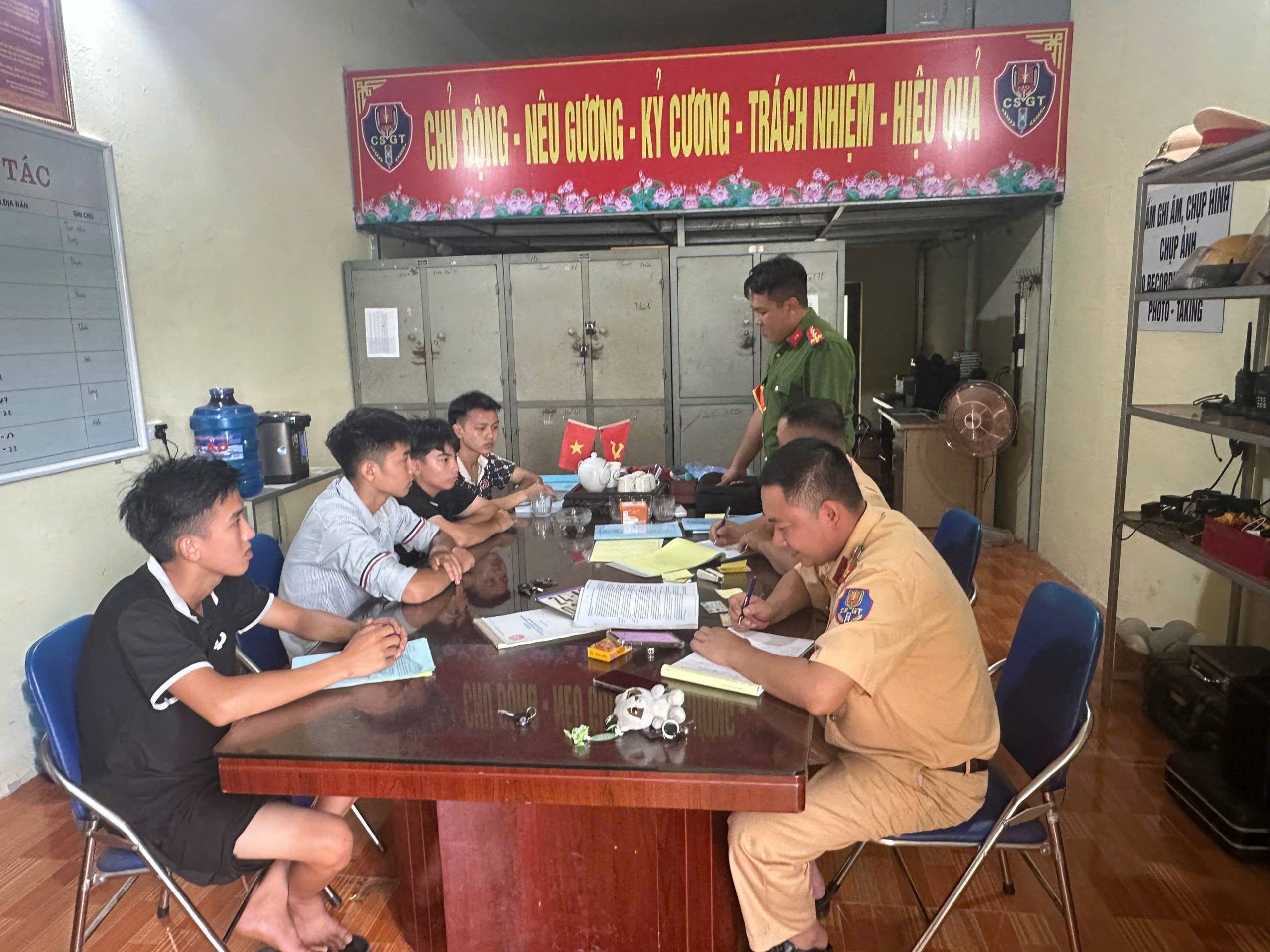 Xử lý nhóm thanh niên vi phạm pháp luật về trật tự, an toàn giao thông ở Lào Cai 3 Lực lượng Công an làm việc với người vi phạm (ảnh CTTĐT công an tỉnh Lào Cai )