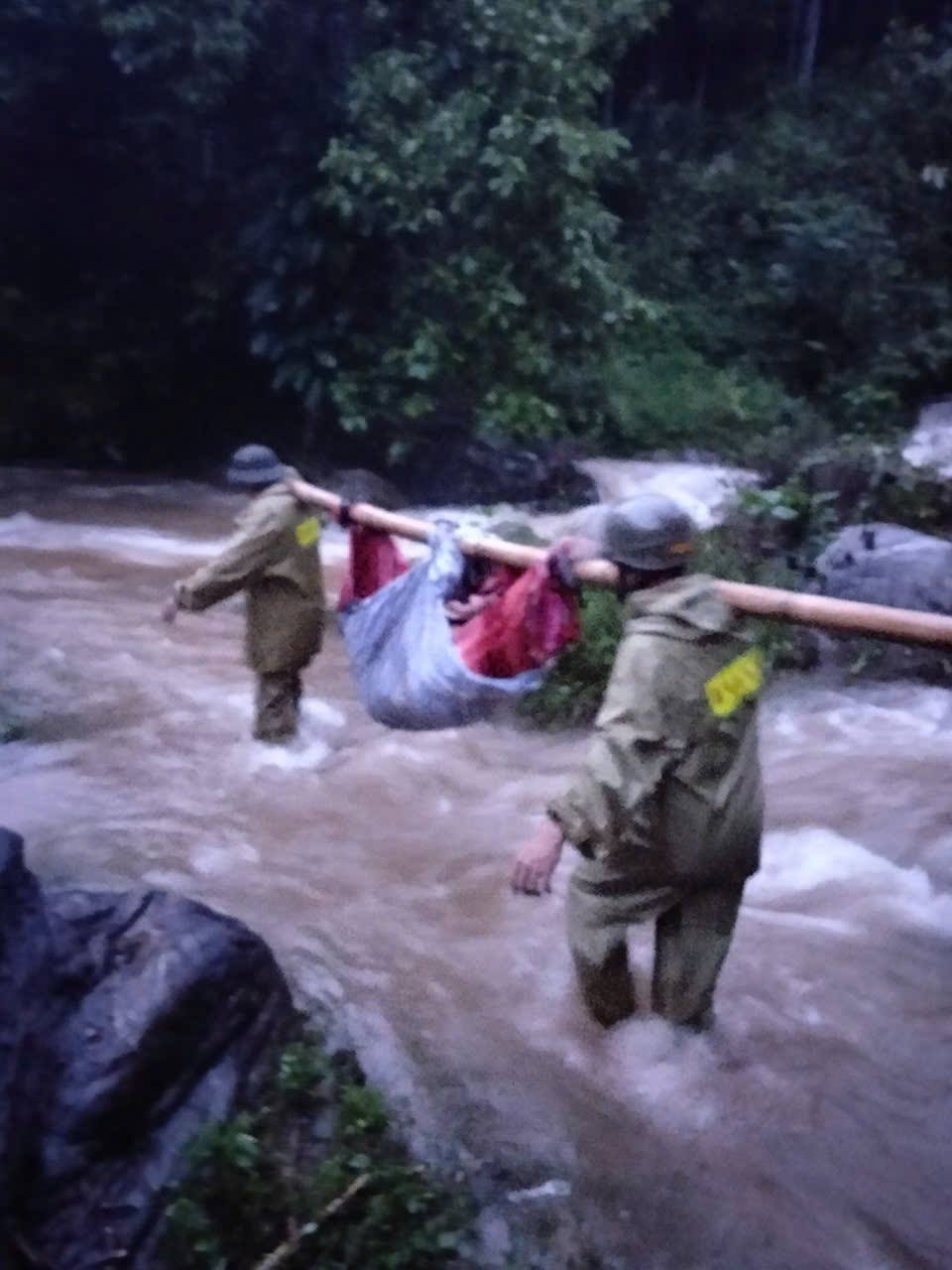 Công an xã Mỏ Vàng vượt đường rừng hiểm trở, kịp thời đưa nữ bệnh nhân đi cấp cứu an toàn 4 Nỗ lực đưa bệnh nhân qua suối chảy xiết (ảnh CTTĐT công an tỉnh Lào Cai )