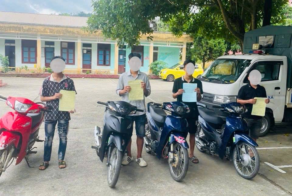Xử lý nhóm thanh niên vi phạm pháp luật về trật tự, an toàn giao thông ở Lào Cai 4 Các thanh niên cùng phương tiện vi phạm vi phạm hành chính ( ảnh CTTĐT công an tỉnh Lào Cai )