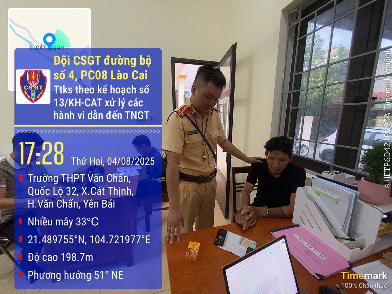 Bắt giữ đối tượng Nguyễn Mai Sơn cùng vật chứng tại cơ quan Công an (ảnh CTTĐT công an tỉnh Lào Cai )