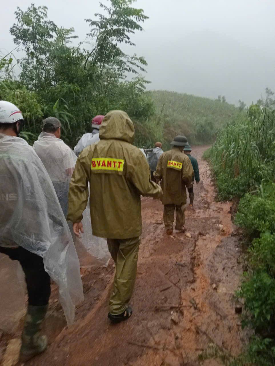 Công an xã Mỏ Vàng vượt đường rừng hiểm trở, kịp thời đưa nữ bệnh nhân đi cấp cứu an toàn 5 Đưa bệnh nhân vượt qua nhiều đèo dốc hiểm trở (ảnh CTTĐT công an tỉnh Lào Cai )