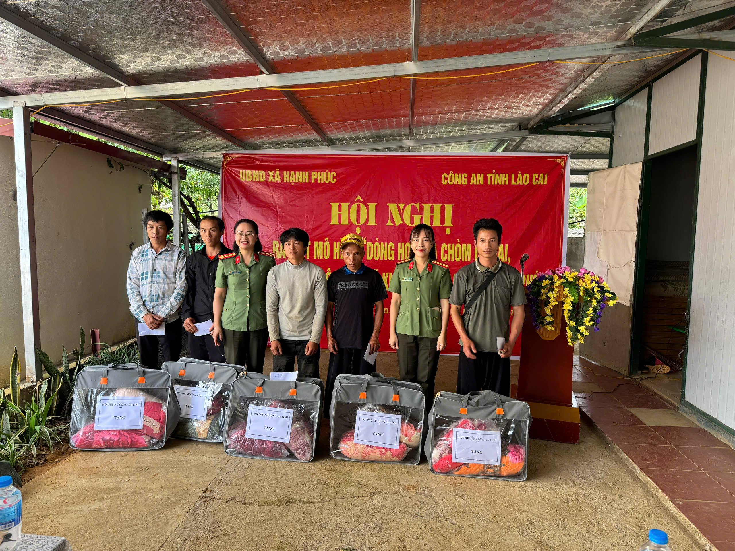 Hội Phụ nữ Công an tỉnh trao tặng nhiều phần quà cho người dân chòm Cu Vai (ảnh CTTĐT công an tỉnh Lào Cai )