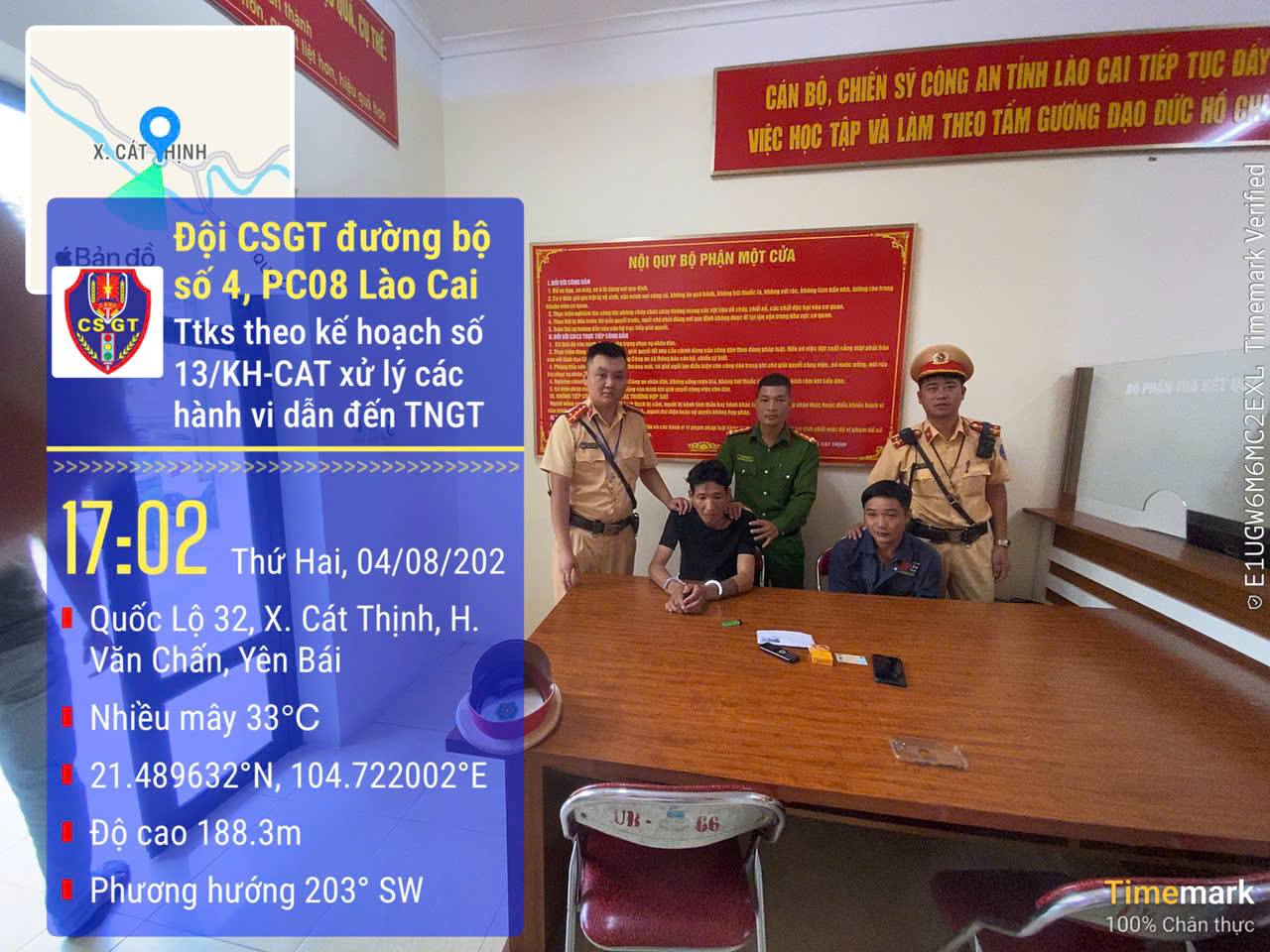 Bắt giữ bắt giữ 2 đối tượng Đinh Xuân Hòa và Lương Hoàng Hiếu cùng vật chứng (ảnh CTTĐT công an tỉnh Lào Cai )
