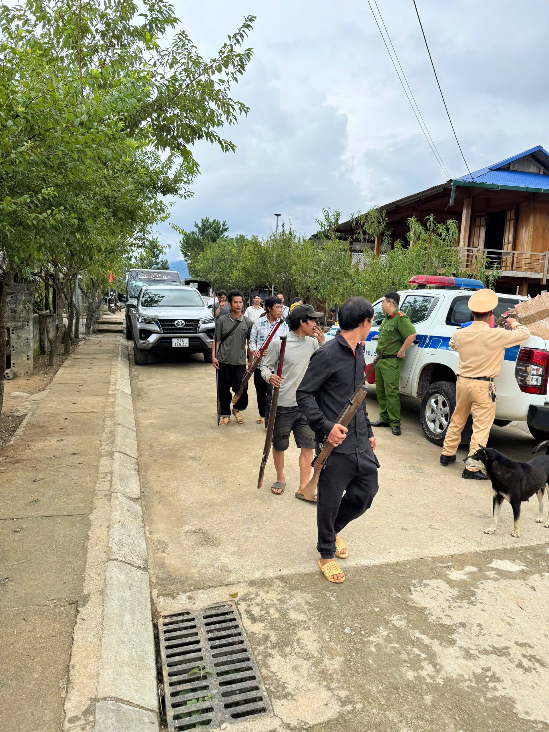 Anh 5. Luc luong chuc nang van dong nguoi dan giao nop nhieu vu khi nguy hiem 1