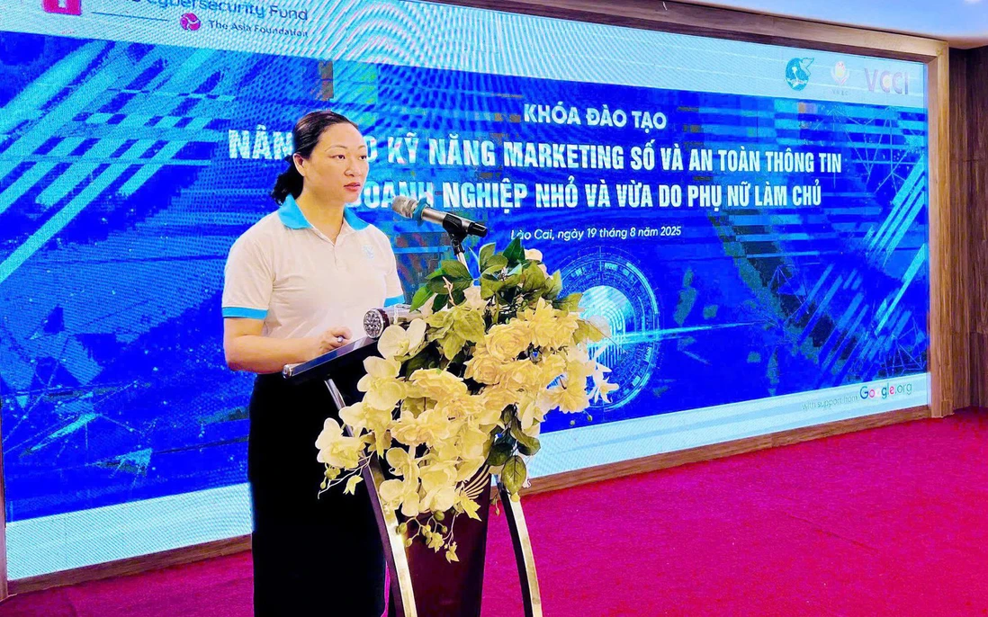 Bà Hoàng Thu Hằng, đại diện Hội LHPN tỉnh Lào Cai, phát biểu khai mạc. (Ảnh Phụ Nữ Việt Nam)