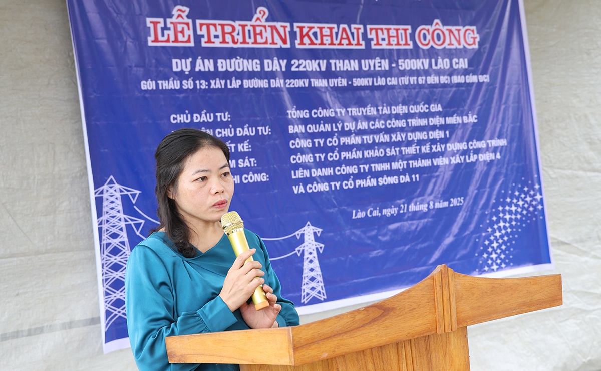 Bà Thào Thị Mỷ - Phó Bí thư Thường trực Đảng ủy xã Xuân Quang phát biểu tại buổi lễ.