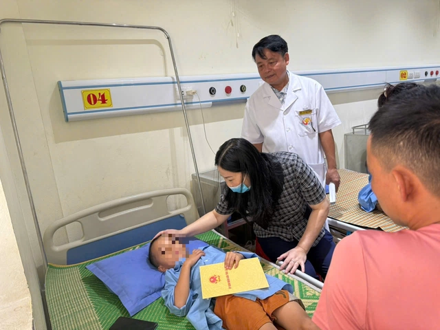 Ba Vu Thi Hien Hanh Pho Chu tich UBND tinh Lao Cai cung lanh dao cua TTYT khu vuc Van Yen tham hoi cac nan nhan. 34456