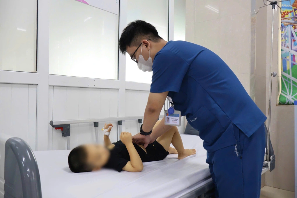 Bác sĩ cấp cứu cháu bé 3 tuổi ngộ độc sau uống nước lá lộc mại (Ảnh: Phương Phương).