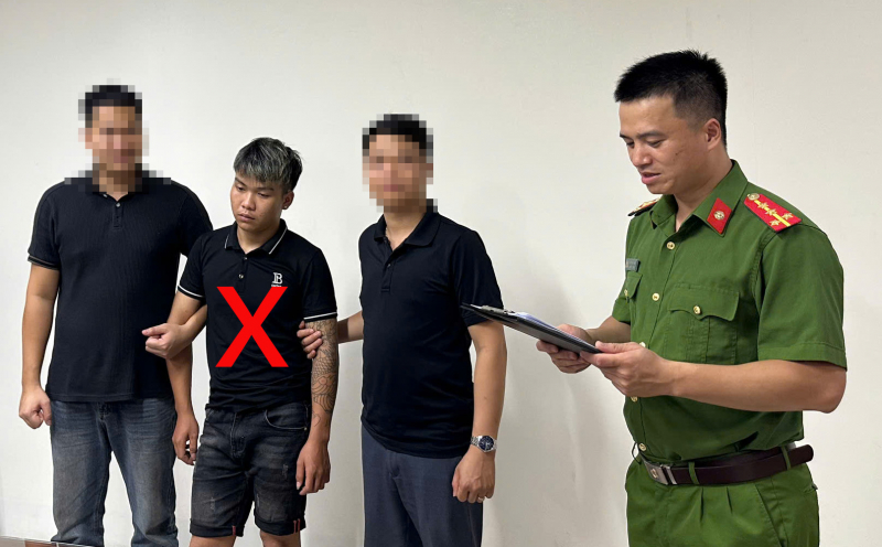 Cháu trai đột nhập cướp tài sản bà ngoại tại Lào Cai 2 Bàn Văn Hợp (dấu X) tại cơ quan CSĐT. (Ảnh: CAND)