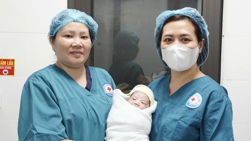 Giữa đêm mưa gió, cứu sản phụ chuyển dạ nguy kịch trên đảo Thắng Lợi 2 Bé gái chào đời nặng 2,4kg (Ảnh: BVCC).