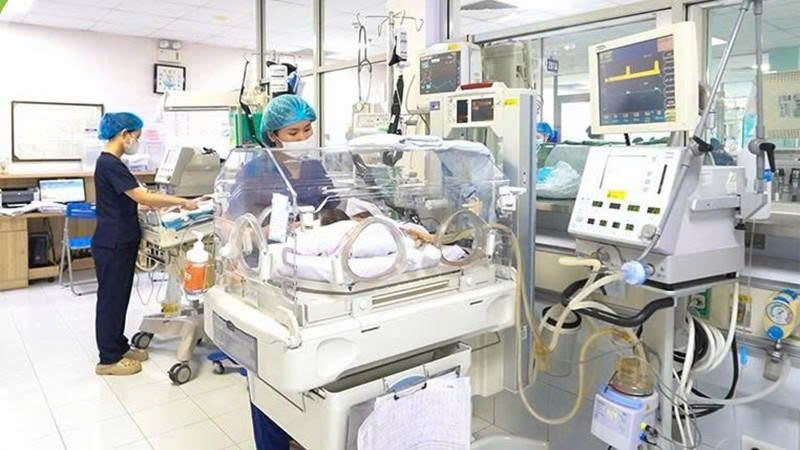 Bệnh nhi được tích cực cứu chữa tại Trung tâm Sơ sinh, Bệnh viện Nhi Trung ương nhưng không qua khỏi.