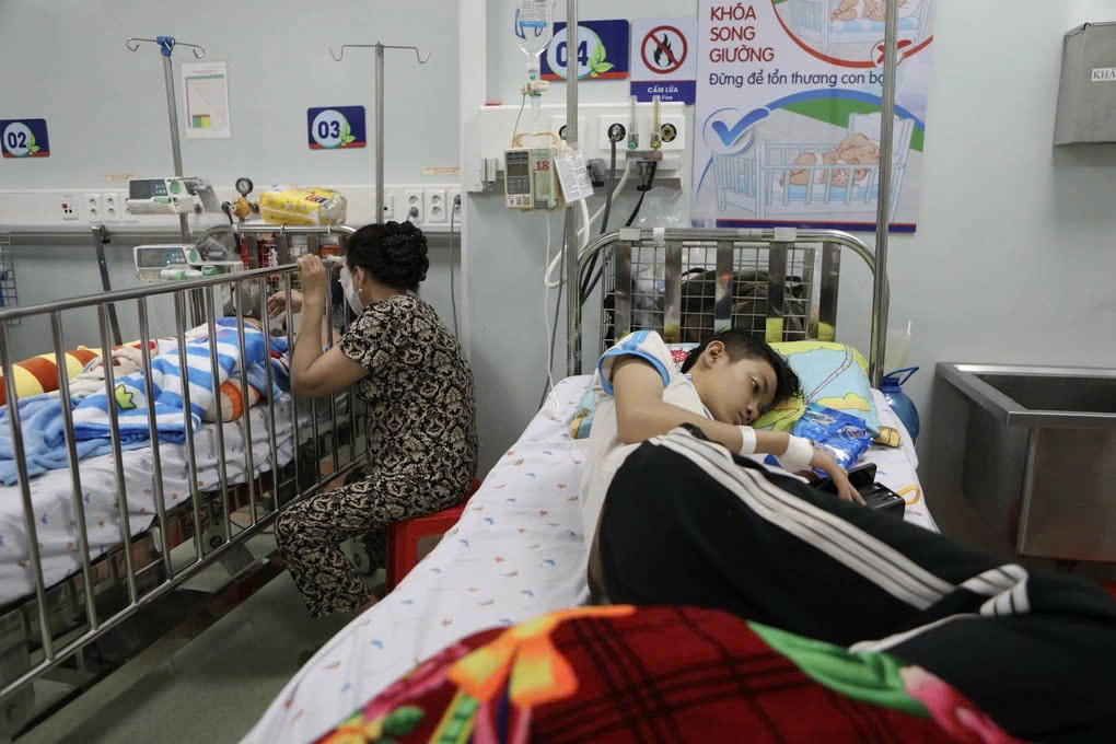 Sốt xuất huyết bùng phát mạnh ở phía Nam, cảnh báo nguy cơ tăng vào đầu năm học 1 Bệnh nhi truyền dịch, nằm phòng cấp cứu vì sốc sốt xuất huyết (Ảnh: Bảo Quyên).