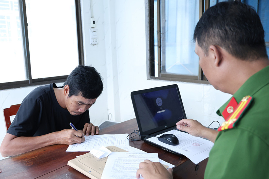 Bị can Nguyễn Thành Trung ký nhận các quyết định và lệnh. Ảnh: Tiến Tầm.