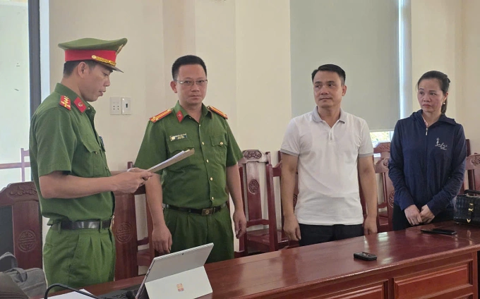 Hiệu trưởng THPT Ngọc Lặc bị khởi tố vì nâng khống điểm thành 'thủ khoa' lớp 10 1 Bị can Vũ Ngọc Liêm (áo trắng) và Ngô Thị Tuyết bị khởi tố. Ảnh: Lam Sơn