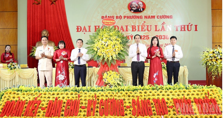 Bí thư Tỉnh ủy Trịnh Xuân Trường tặng hoa chúc mừng đại hội.