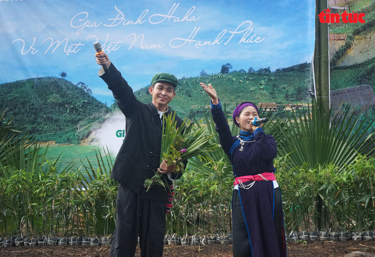 Lào Cai phát động chương trình trồng cây 'Gia đình Haha - Vì một Việt Nam hạnh phúc' tại Bản Liền 2 Ca sĩ Jun Phạm song ca cùng chị Vàng Thị Thông, xã Bản Liền. (Ảnh Báo Tin Tức Và Dân Tộc)