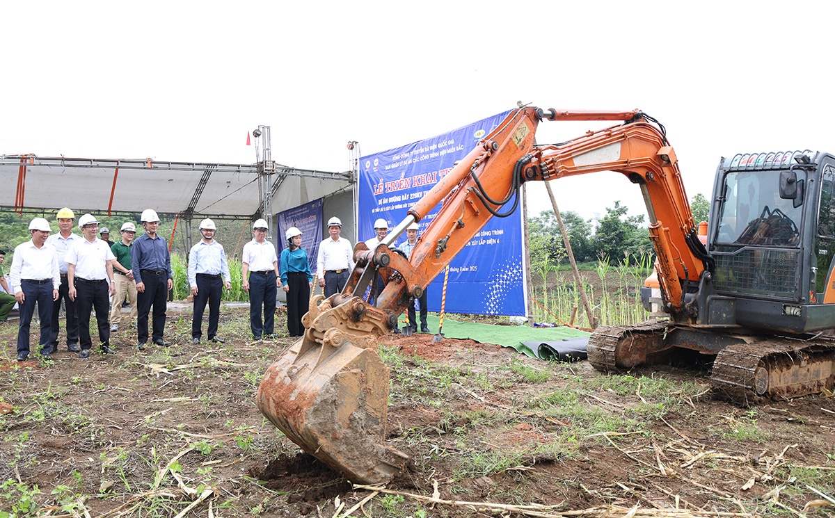 Các đại biểu chứng kiến nhà thầu triển khai thi công ngay buổi lễ.