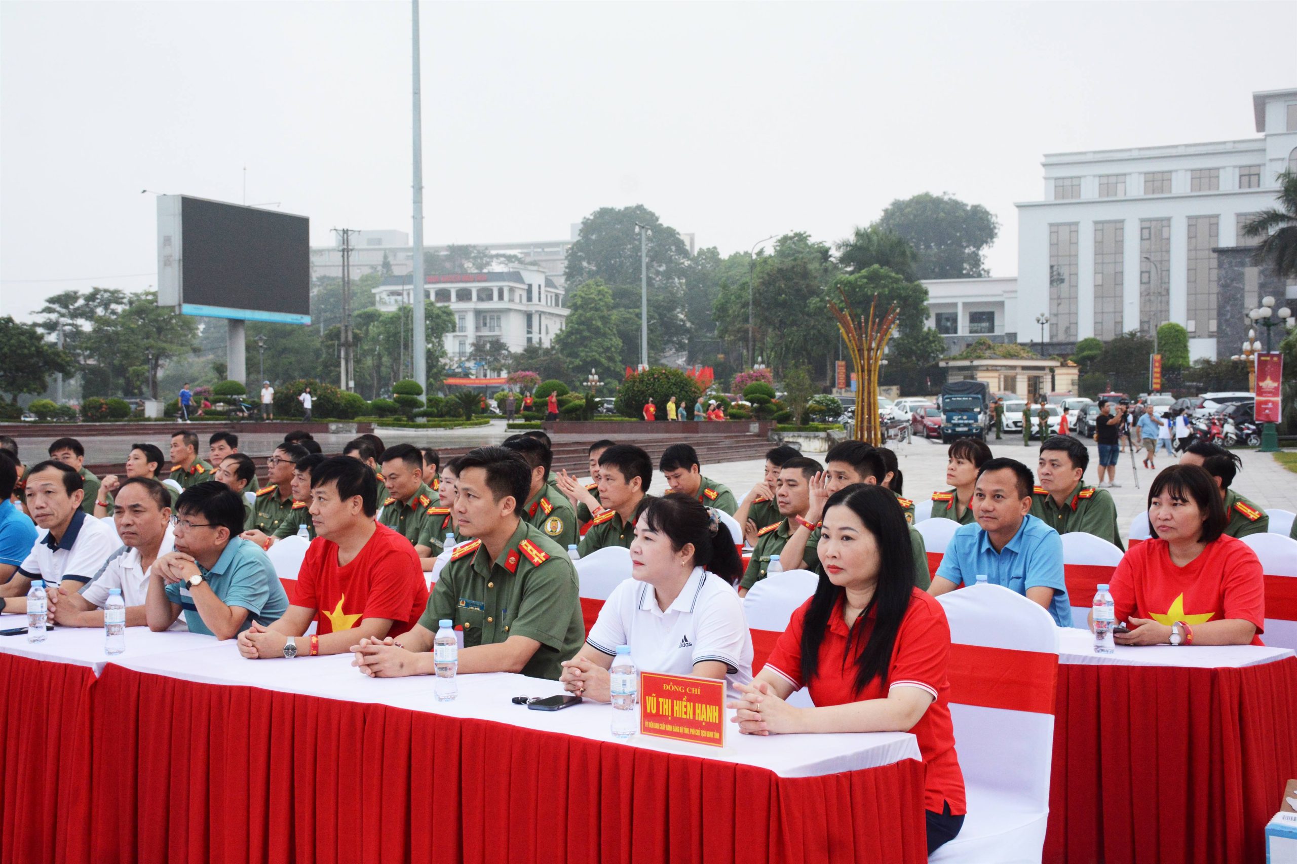 Hơn 5.000 người tham gia ngày hội 'Cùng Việt Nam tiến bước' tại Lào Cai 1 Các đại biểu dự Chương trình. (Ảnh: Cổng TTĐT tỉnh Lào Cai)
