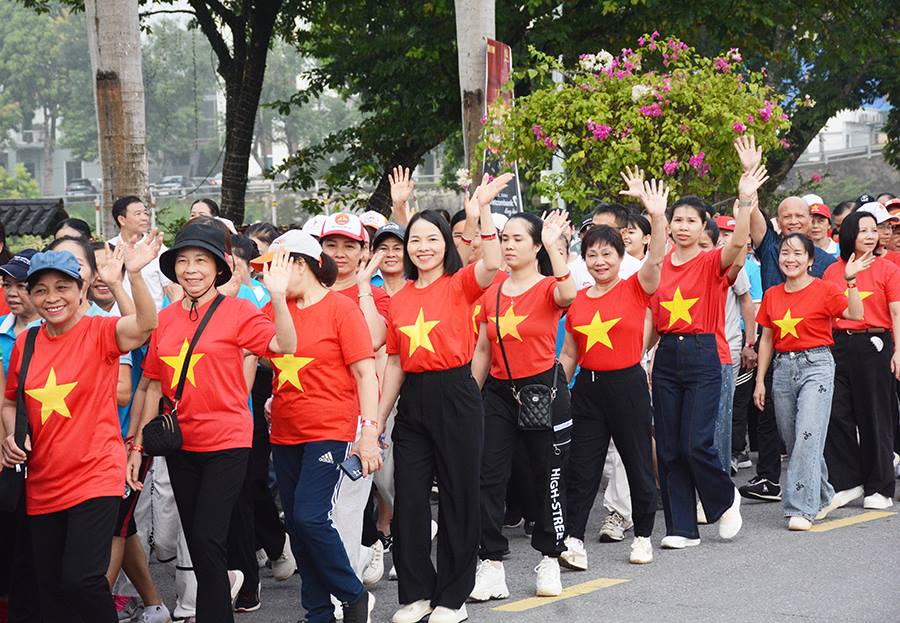 Hơn 5.000 người tham gia ngày hội 'Cùng Việt Nam tiến bước' tại Lào Cai 6 Các đại biểu, lực lượng vũ trang, Nhân dân và các em học sinh tham gia Chương trình. (Ảnh: Cổng TTĐT tỉnh Lào Cai)