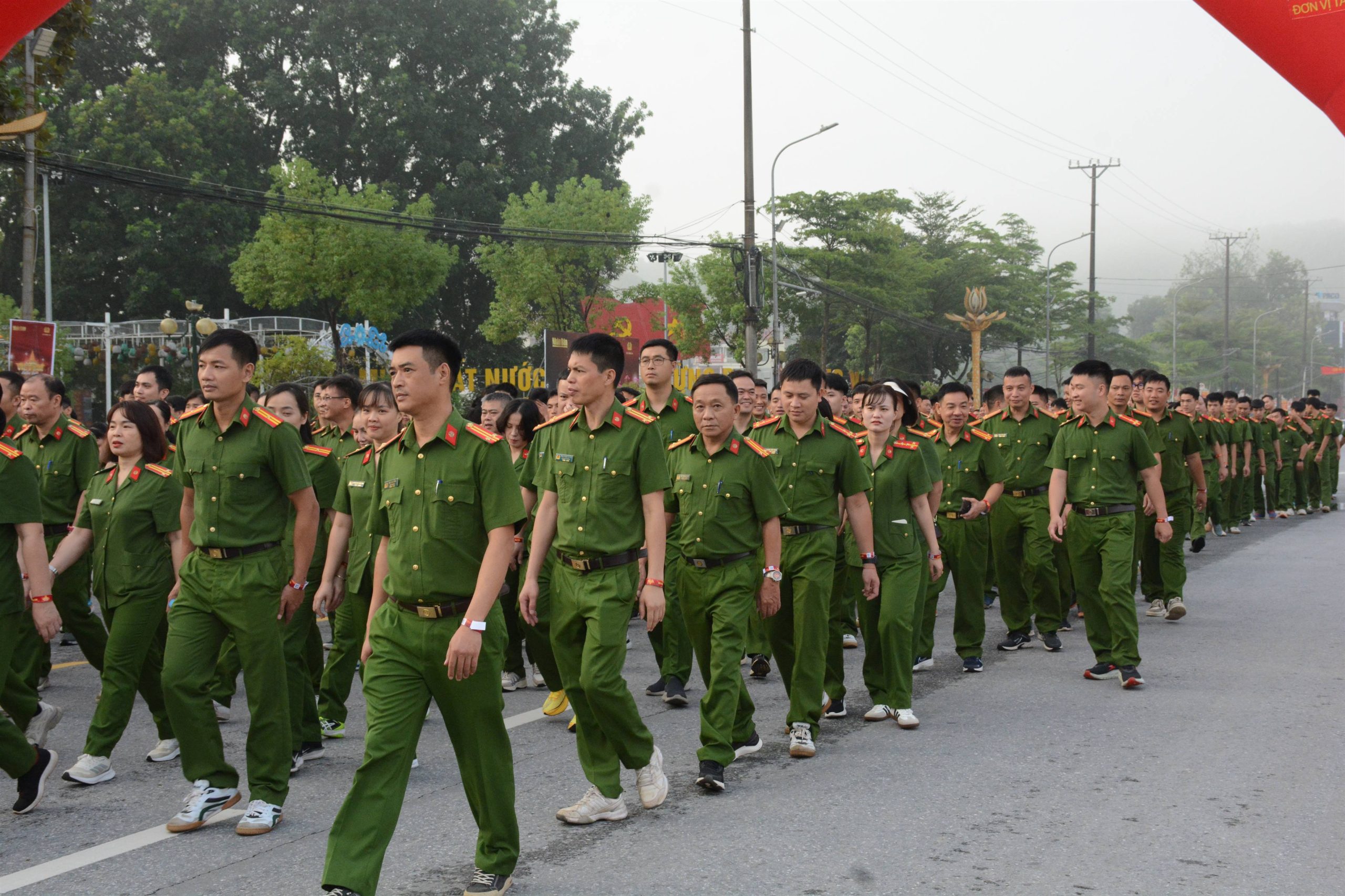 Cac dai bieu luc luong vu trang Nhan dan va cac em hoc sinh tham gia Chuong trinh. 545677 scaled