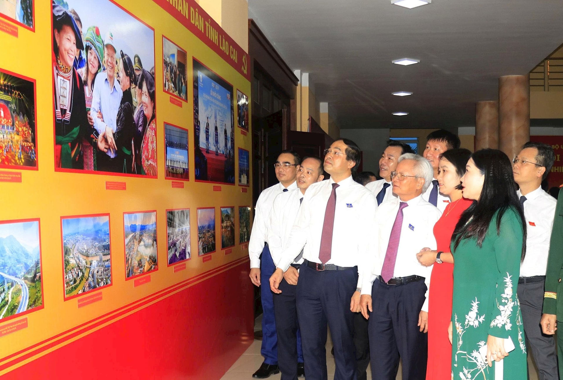 Lào Cai định hướng phát triển du lịch thành ngành kinh tế mũi nhọn giai đoạn 2025-2030 8 Các đại biểu tham quan những hình ảnh về Lào Cai. Ảnh: Tuấn Trung.