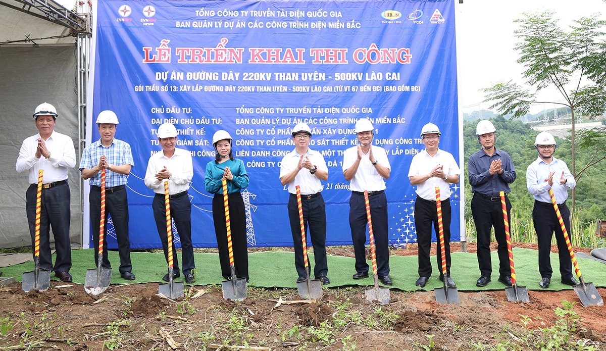 Các đại biểu thực hiện nghi thức khởi công dự án.