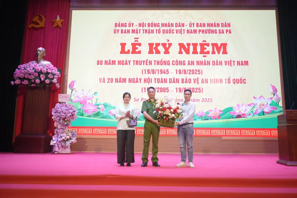 Cac don vi su nghiep va mot so co quan don vi doanh nghiep tang hoa chuc mung luc luong Cong an phuong 45566