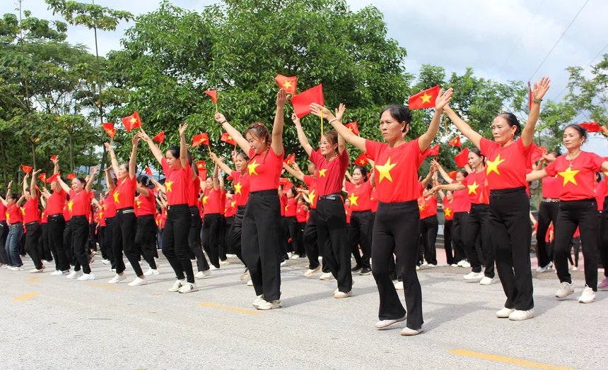 Phụ nữ xã Thượng Bằng La đồng diễn dân vũ mừng Quốc khánh 2/9 6 Các hội viên phụ nữ hào hứng tham gia tiết mục đồng diễn. (Ảnh Phụ Nữ Việt Nam)