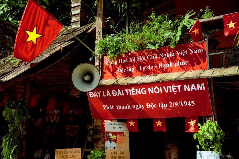 Các quán cà phê ở Lào Cai trang trí cờ hoa chào mừng 80 năm Cách mạng Tháng Tám và Quốc khánh 2.9